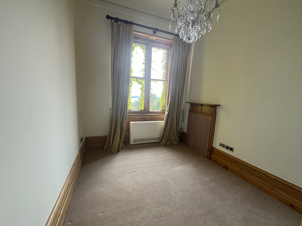Lot: 197 - RETIREMENT APARTMENT WITH SEA VIEWS - Bedroom two